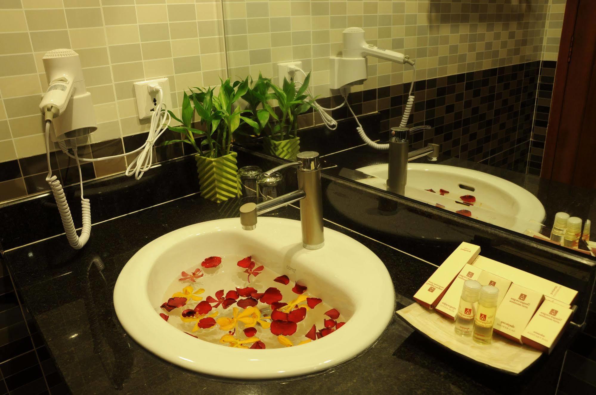 V N E Hotel Phnom Penh Bagian luar foto