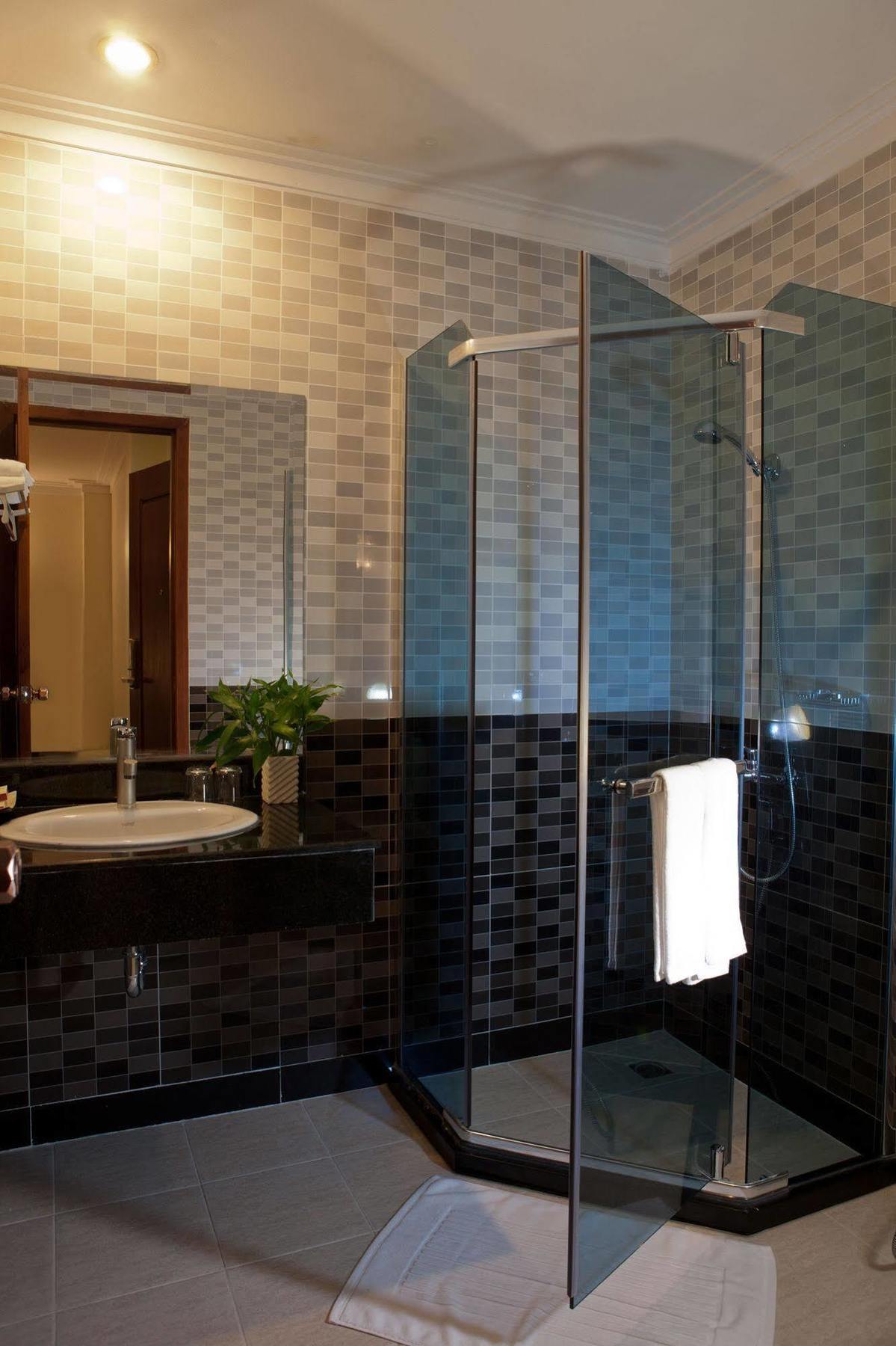V N E Hotel Phnom Penh Bagian luar foto