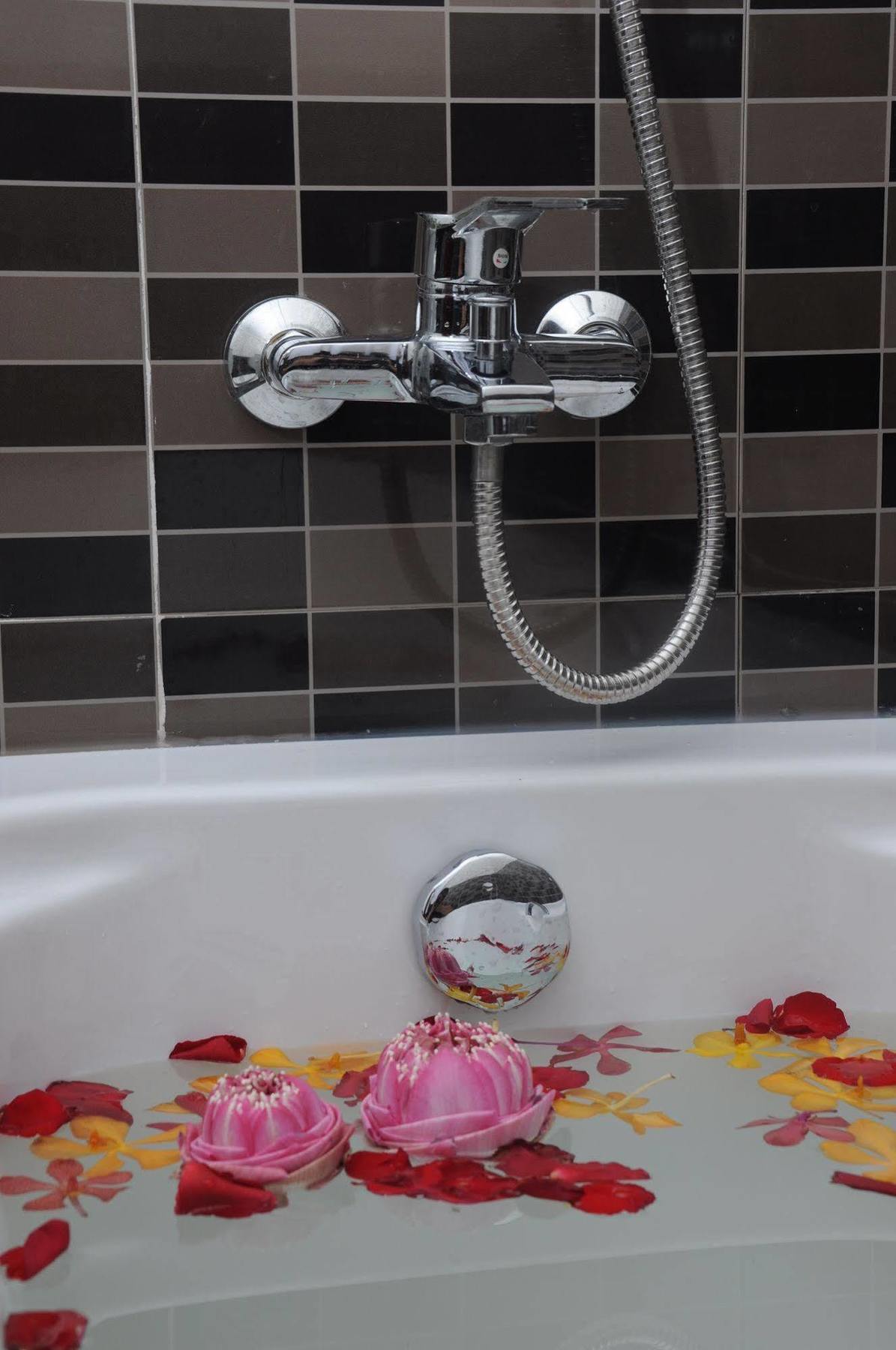 V N E Hotel Phnom Penh Bagian luar foto