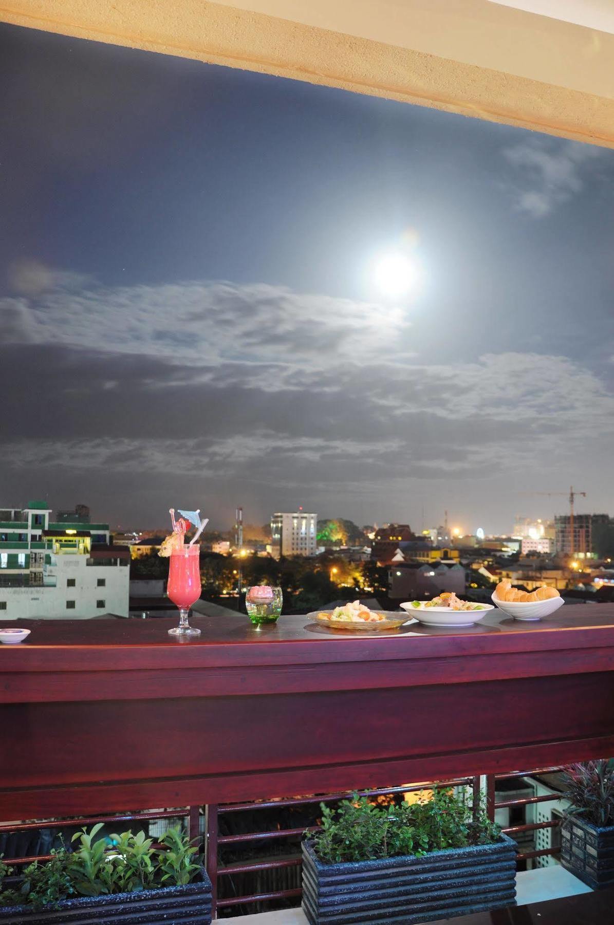 V N E Hotel Phnom Penh Bagian luar foto