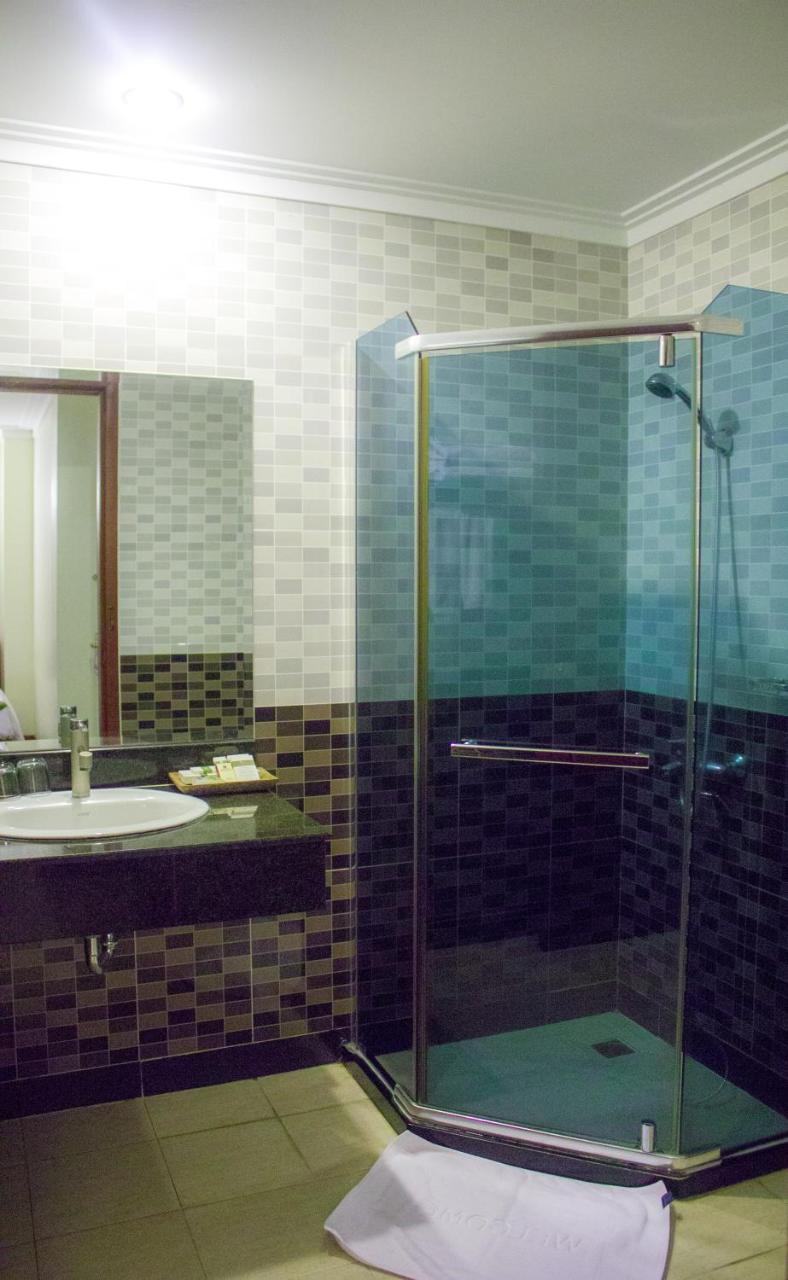 V N E Hotel Phnom Penh Bagian luar foto